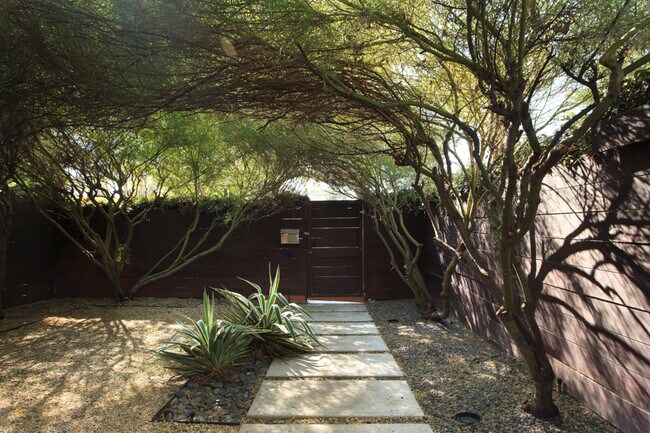 Building Photo - 2036 Walgrove Ave