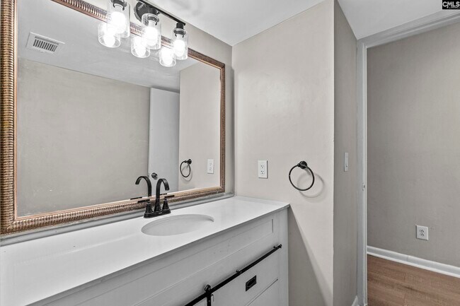 Building Photo - 1 Low Hill Ln