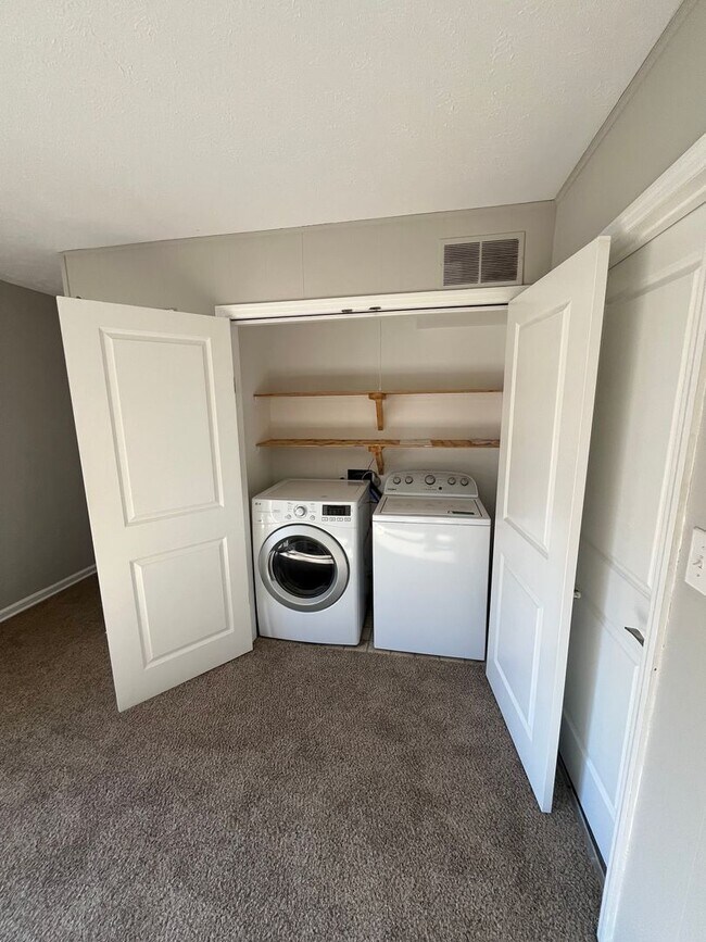 Building Photo - Well-Appointed East-Side Home with Exceptional Living Space in Sycamore Knolls