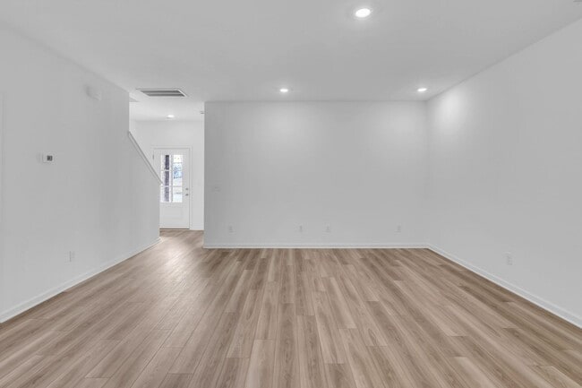 Building Photo - Brand New Townhome