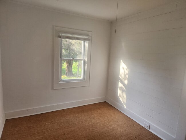 Building Photo - 2 Bed 1 Bath House Siloam Community