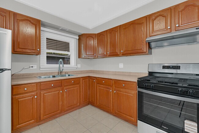 Building Photo - 304 Seneca St