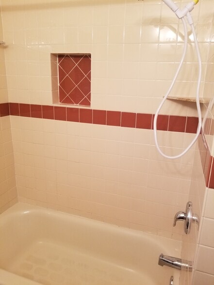 Tub area - 703 Palmer St
