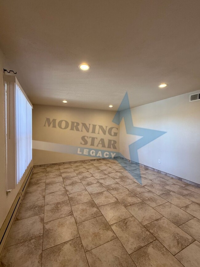 Building Photo - 3 Bed Condo W/ yard!