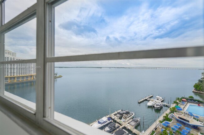 Building Photo - 801 Brickell Bay Dr
