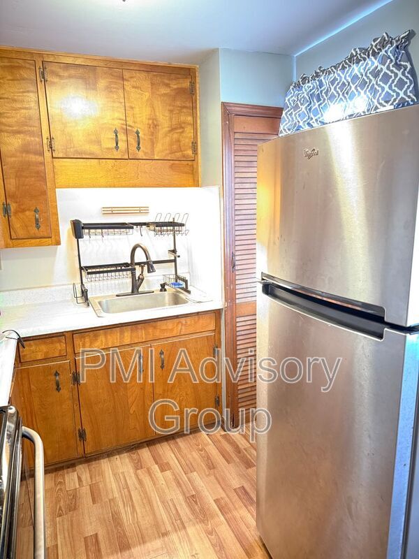 Building Photo - 829 SW Cambridge Ave