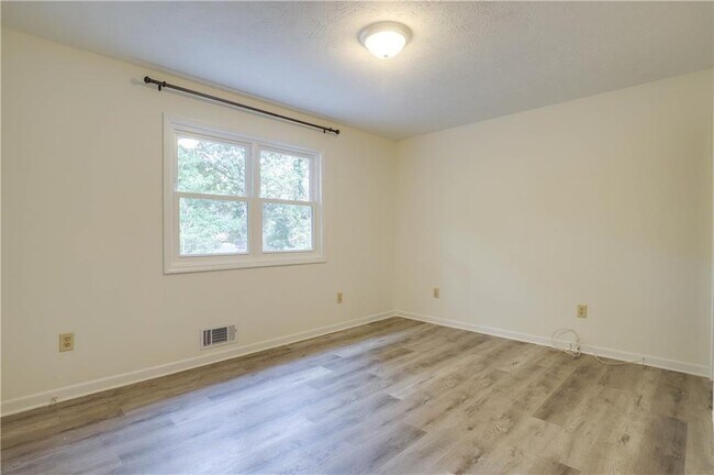 Building Photo - 304 Lexington Dr