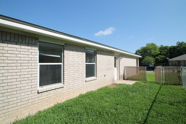 Building Photo - Off The Main Path