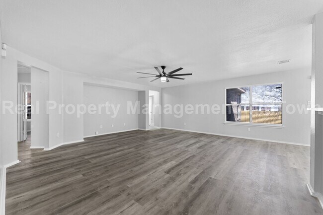 Building Photo - 2205 Bolivar Dr