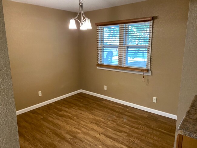 Building Photo - 2 Bed, 1 Bath House, 2 Car Garage For Rent...