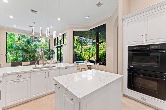 Building Photo - 10775 Blue Palm St