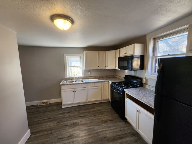 Building Photo - 2 Bedroom 2Bathroom House