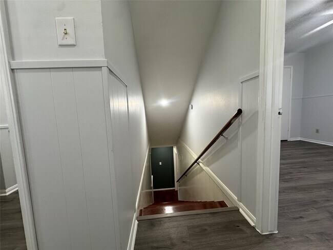 Building Photo - 122 Camellia St