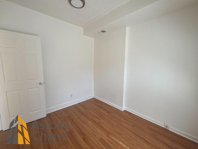 Building Photo - 1303 N Milton Ave