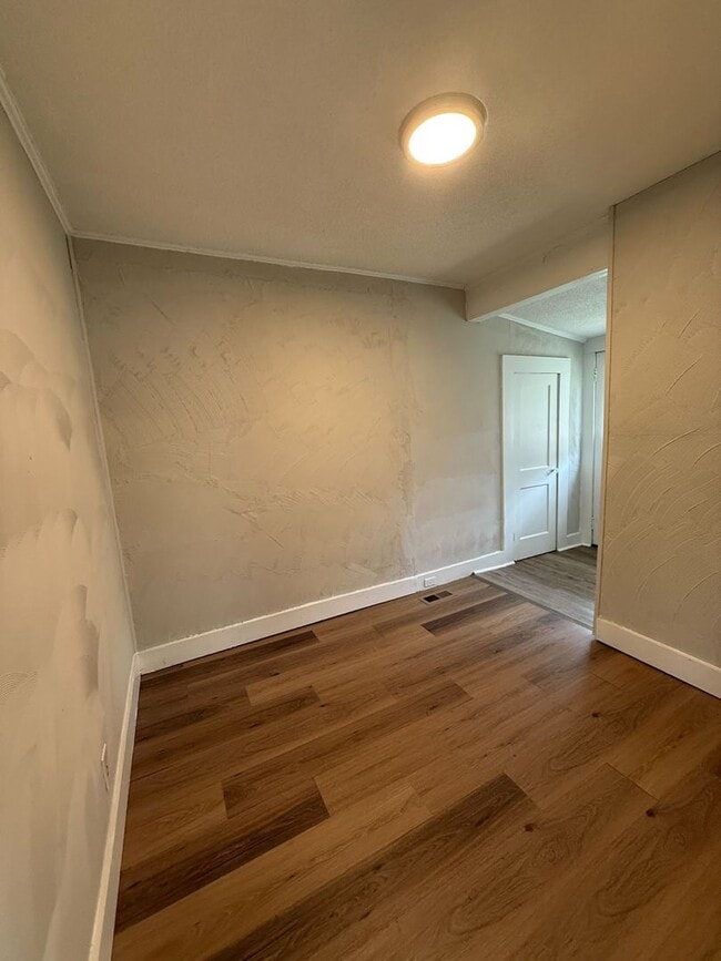 Building Photo - MUST SEE!!  2 Bedroom, 1 Bath  Home in Talladega!