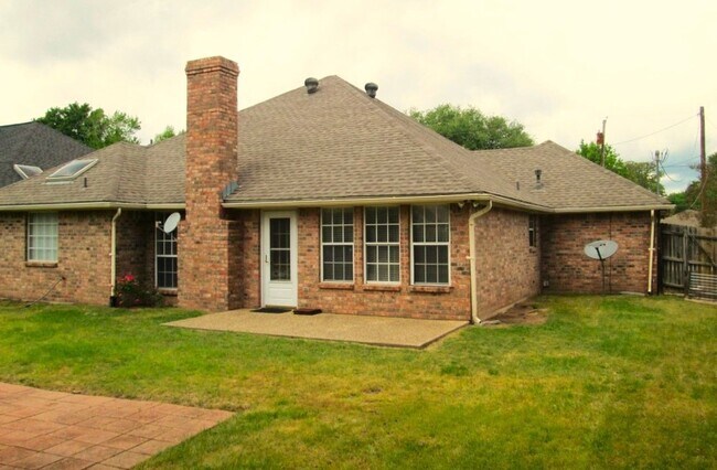 Building Photo - 3 bedroom 2 bath home in Tyler! Coming soon!