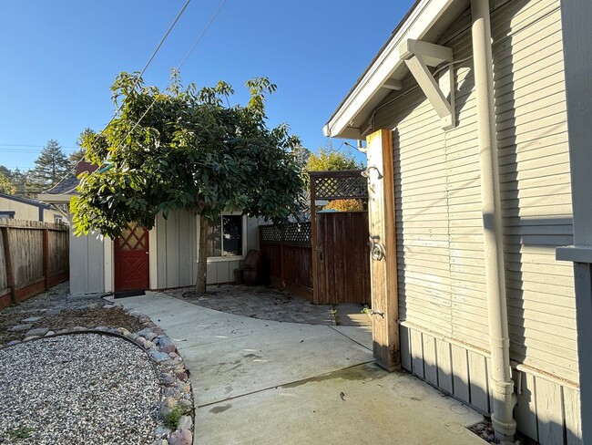 Building Photo - 323 Mountian View Ave