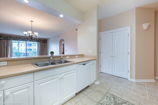 Building Photo - WALKING DISTANCE TO SUNSEEKER RESORT AND P...