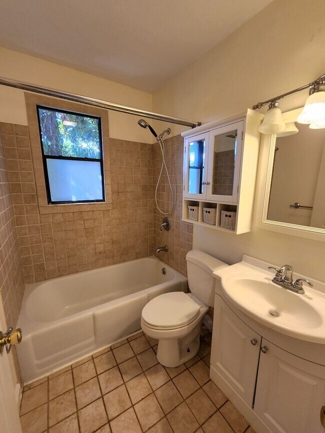 Building Photo - Completely Remodeled Navy Point 3 Bedroom, 2 Bath Cottage! Close to the Water!!