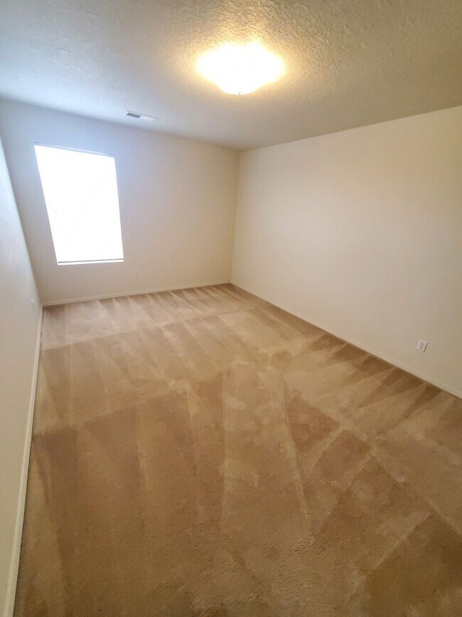 Building Photo - Stunning 2 story 2575 sq ft home- New Carpet