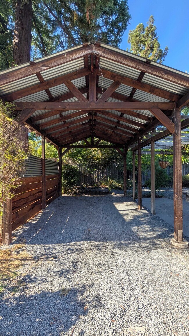 Building Photo - 405 N Cloverdale Blvd