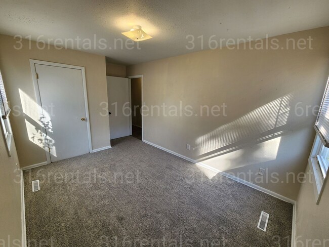 Building Photo - $975 - 4 bedroom / 1 and a half bathroom - Single Family Home