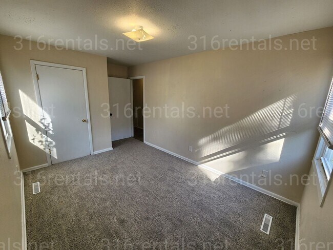 Building Photo - $995 - 4 bedroom / 1 and a half bathroom -...