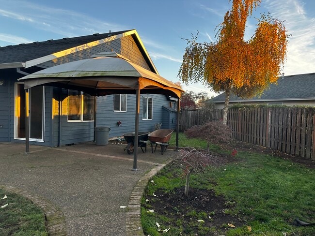 Building Photo - 12053 Four Oaks St