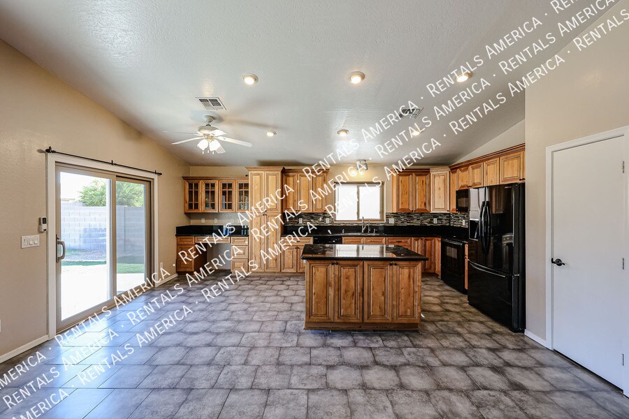 Building Photo - 9714 W Heber Rd