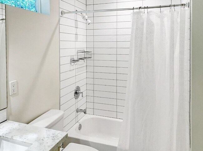 Building Photo - 4Bd/2.5Ba Renton Home