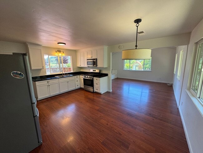 Building Photo - 640 Peaceful Valley Dr