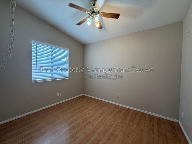 Building Photo - 513 E Wickieup Ln