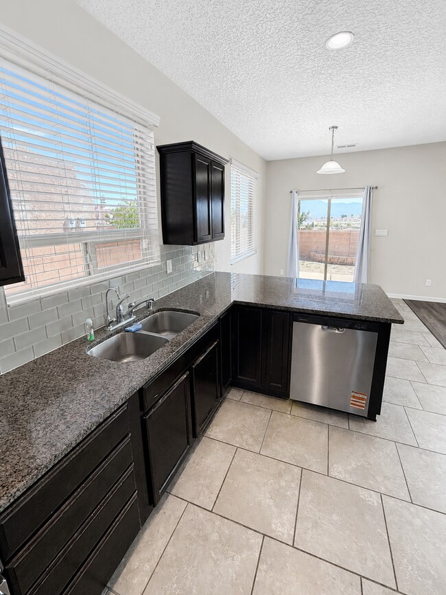Building Photo - 8936 Mission Ridge Dr