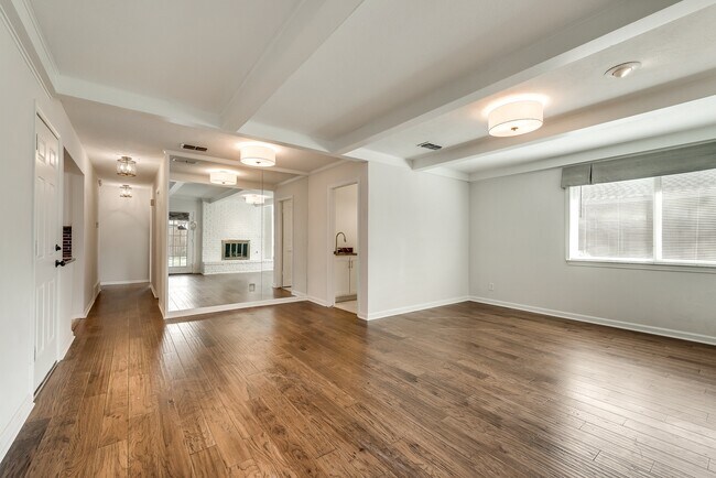 Building Photo - Overton Park Duplex!