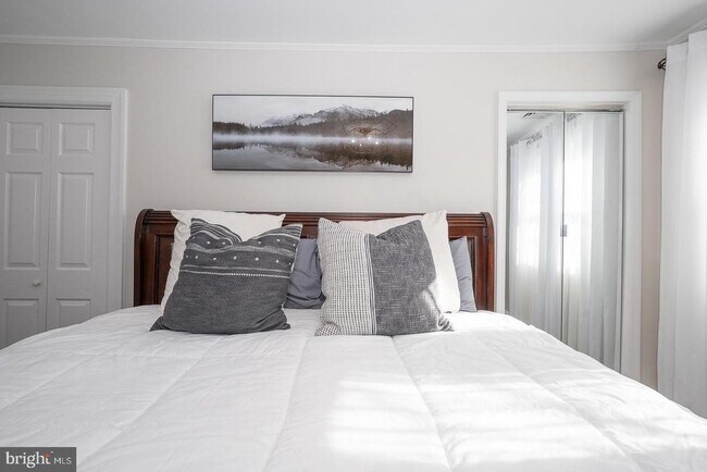 Building Photo - 227 E Hathaway Ln