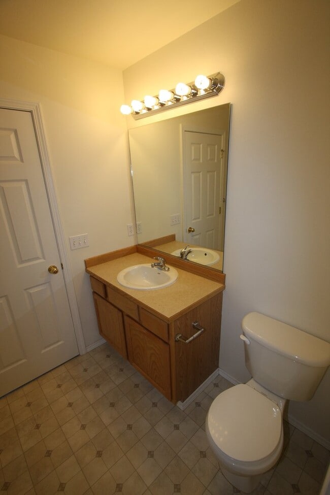 Building Photo - 4 Bedroom Eagle River Condo!