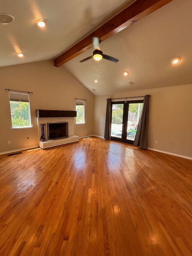 Building Photo - Beautiful home for rent in Visalia!