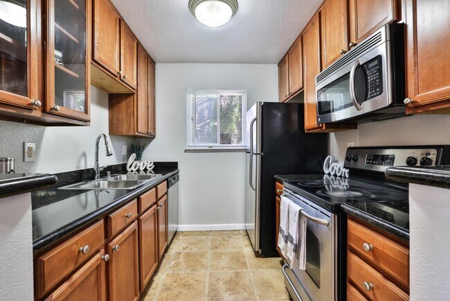 Building Photo - 764 Teatree Ct