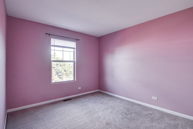 Building Photo - 417 Plaza Pl