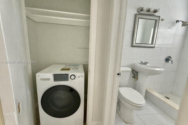 Building Photo - 1525 NE 110th Terrace