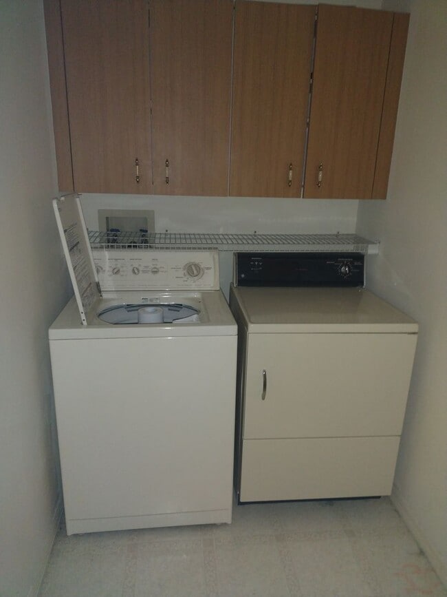 Building Photo - 2 bedroom 2 bathroom Large House for rent ...