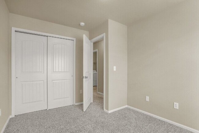 Building Photo - Move-In Ready Townhome | $1,000 Off First ...