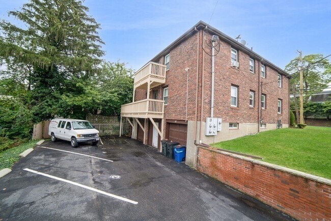 Building Photo - 431 Adams St