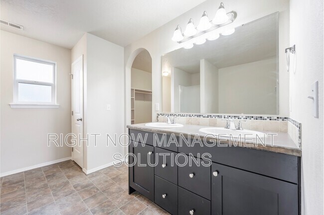 Building Photo - 1860 E Adelaide Dr