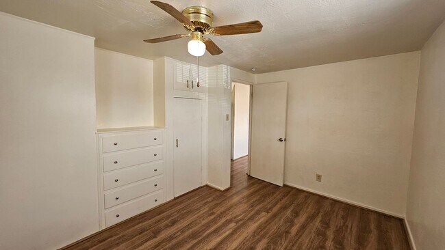 Building Photo - 2 bed with a office