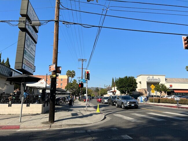 Building Photo - 6121 Glen Holly St