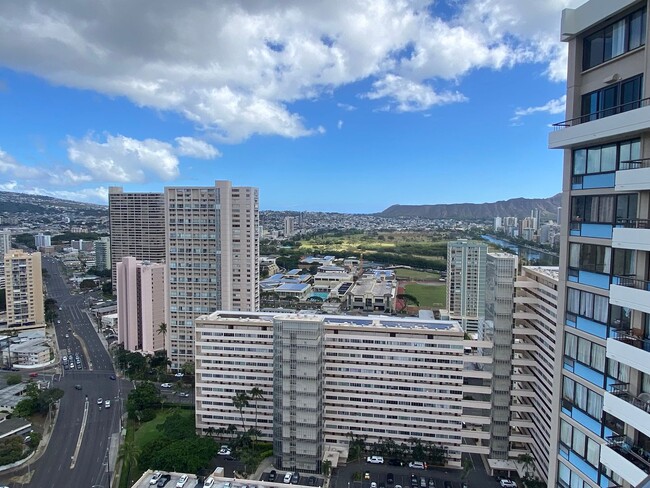 Building Photo - Breezy 1 bed, 1 bath, 1 parking unit with ...