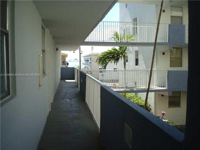 Building Photo - 1801 S Treasure Dr