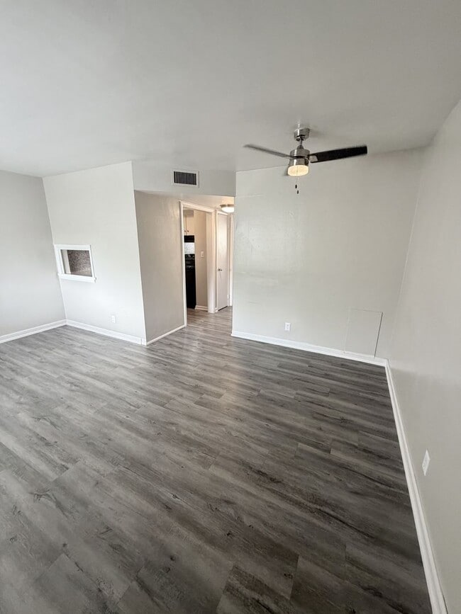 Building Photo - Palms on 31st Unit 106
