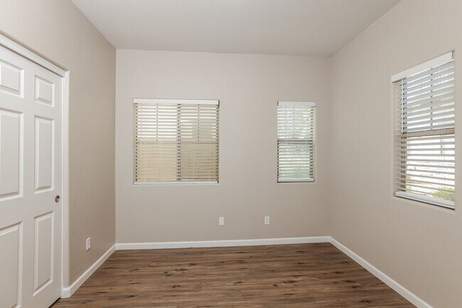 Building Photo - 14141 W Country Gables Dr